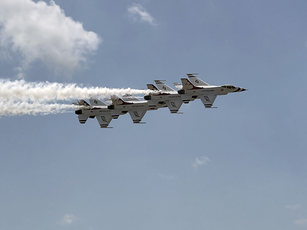 Thunderbirds flying in tight formation above Fort Wayne.